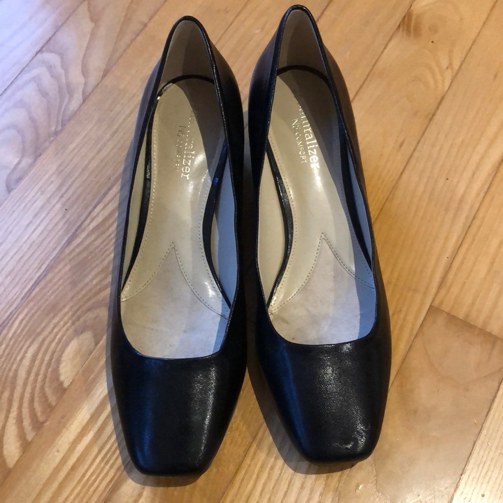 Naturalizer black leather pumps